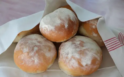 Nybakade frallor, perfekta för frukost eller fika. Här är ett enkelt frallor recept för hembakat bröd.