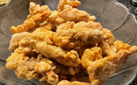 En skål med krispigt, gyllene korean fried chicken. Perfekt för en festlig kväll!