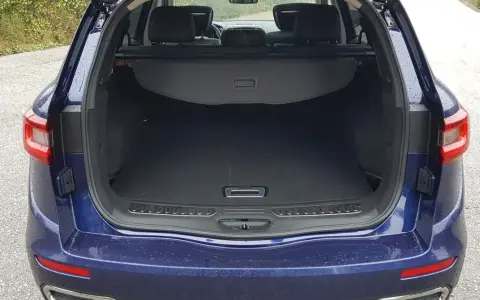 Maletero del Renault Koleos, listo para cargar equipaje o compras. Amplio y práctico para tus viajes.