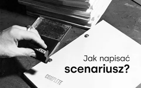 Ręka z sygnetem stempluje dokument "COMPLETE". Obok stos papierów i pytanie "Jak napisać scenariusz?". Może to początek erotycznego opowiadania o pisaniu scenariusza?