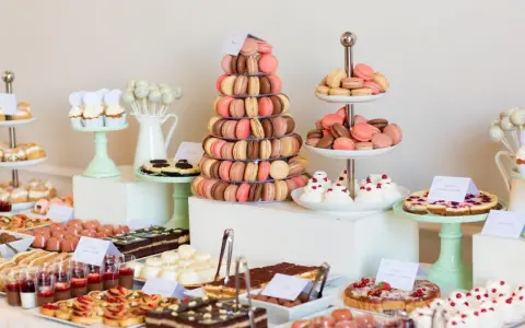 Mesa de dulces para boda: macarons, pasteles, cupcakes y más. ¡Ideas para como hacer un candy bar para boda inolvidable!
