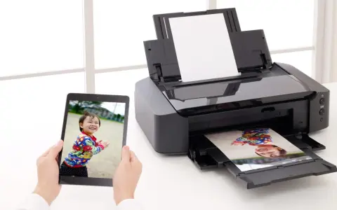 Radość dziecka uchwycona na tablecie, a następnie drukowanie na papierze fotograficznym.