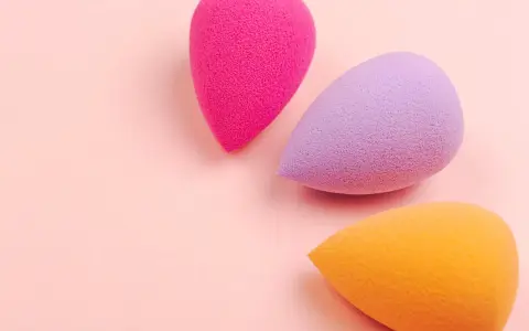 Make-up Schwamm sauber machen: Effektive Methoden für strahlende Hygiene