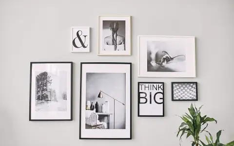 Galeria ścienna z inspirującymi grafikami, jak powiesić 3 obrazy na ścianie, tworząc stylową kompozycję.