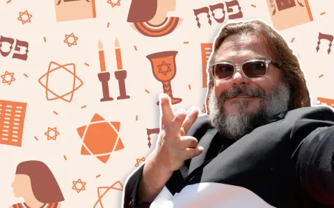 Jack Black z gestem "rock on" na tle symboli żydowskich. Czy Jack Black ma polskie korzenie?