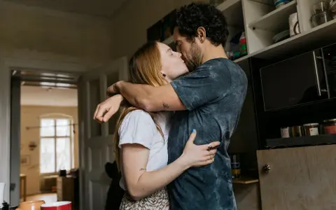 Pareja besándose apasionadamente, sus abrazos y miradas son claras señales no verbales de su amor.