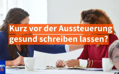 Zwei Frauen sprechen über das Thema "Kurz vor der Aussteuerung gesund schreiben lassen?". Eine legt tröstend die Hand auf die Schulter der anderen.