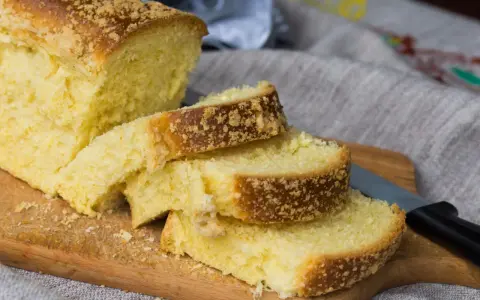 Puszyste ciasto drożdżowe z kruszonką, pokrojone na kromki, jak z przepisu na ciasto drożdżowe babci.