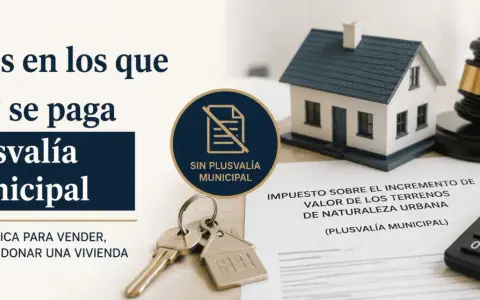 Guía sobre casos en los que NO se paga plusvalía municipal. Incluye casa modelo, martillo de juez, llaves y calculadora.