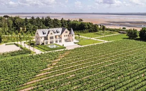 Prachtvolles Anwesen mit Weinbergen am Meer. Ein Weingut in Schleswig-Holstein, das Luxus und Natur vereint.