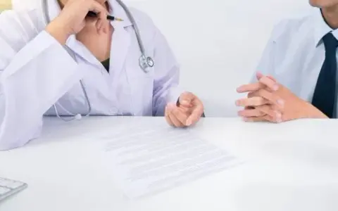 Kto płaci za zwolnienie lekarskie w firmie poniżej 20 osób? Sprawdź!