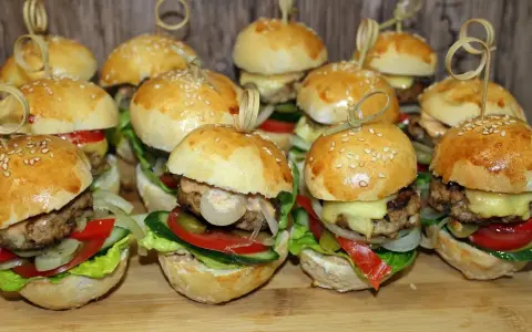 Mini hamburgery: przepis na idealne slidery, które zachwycą gości