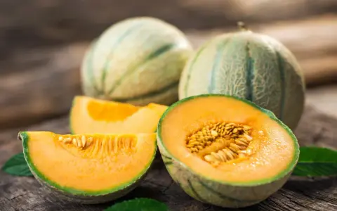 Des melons frais, prêts à être dégustés, témoignent du plaisir de cultiver le melon. La chair orange vif et les graines dorées invitent à la gourmandise.