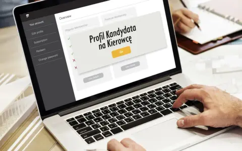 Profil Kandydata na Kierowcę na ekranie laptopa. Użytkownik wpisuje dane, być może numer PKK.