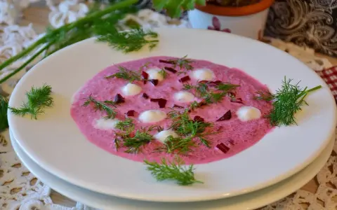 Jakie przyprawy do zupy buraczkowej, aby uzyskać niezapomniany smak?
