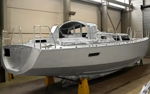 Bateau en aluminium en construction, prêt à affronter l'eau de mer.