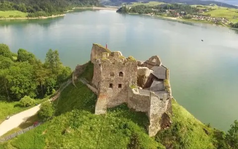 Ruiny zamku na wzgórzu nad jeziorem, wspaniałe tatry słowackie atrakcje.