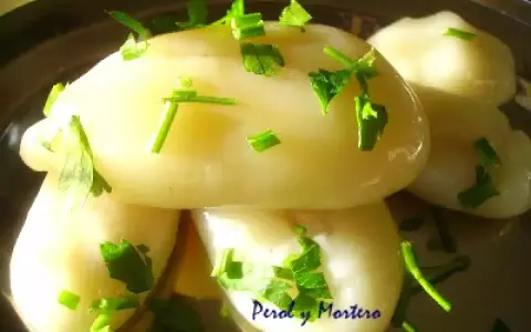 Deliciosos huevos de choco cocidos, servidos en un plato y adornados con perejil fresco picado.