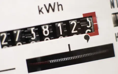 Stromzähler zeigt 27581,2 kWh an. Dies könnte den Stromverbrauch pro Kopf in einem Haushalt widerspiegeln.
