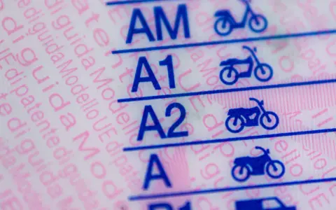Patente di guida con categorie AM, A1, A2, A. Questo dimostra che gli autistici possono guidare, ottenendo la patente per veicoli a motore.
