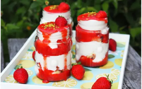 Erdbeer Tiramisu im Glas, geschichtet mit cremiger Mascarpone und frischen Erdbeeren, garniert mit Pistazien. Ein sommerlicher Genuss!