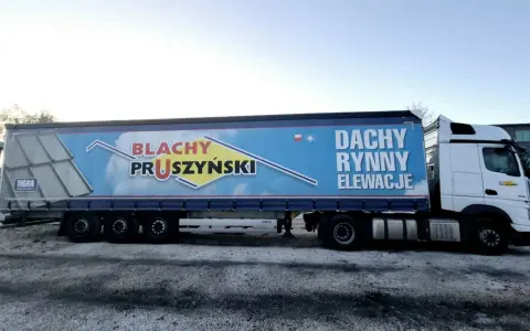 Dłużyca transportowa z naczepą marki Pruszyński, gotowa do przewozu blach dachowych i materiałów elewacyjnych.