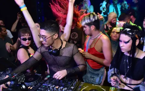 DJ w sieci, tłum szaleje. To jest boiler room co to za energia!