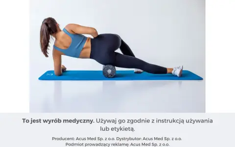 Kobieta wykonuje rolowanie po treningu, masując udo rollerem na niebieskiej macie.