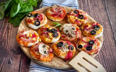 Mini pizzas mit Schinken, Mais und Oliven, ein tolles mini pizza rezept für jeden Anlass.
