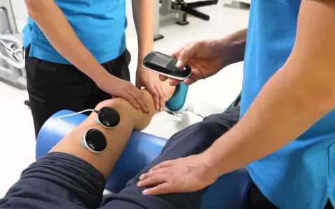 Badanie EMG to badanie przewodnictwa nerwowego. Fizjoterapeuta podłącza elektrody do nogi pacjenta, aby ocenić funkcję mięśni i nerwów.
