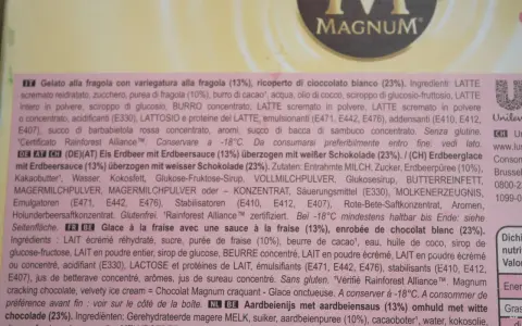 Magnum Erdbeer-Eis mit weißer Schokolade (23%). Die Zutatenliste für dieses leckere Eis ist lang und vielfältig.