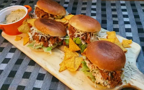 Fyra saftiga pulled pork-sliders med krispiga nachochips och en skål dipp. Perfekt för en mysig kväll med vin till pulled pork.
