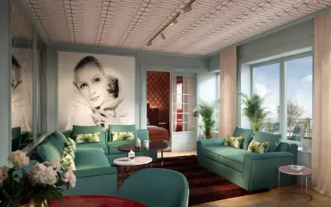 Ett lyxigt vardagsrum med inspiration från art deco i Stockholm. En stor bild av Greta Garbo dominerar väggen, omgiven av turkosa soffor och spegelväggar.