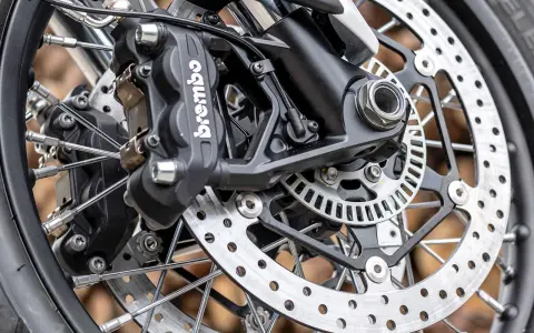 Dettaglio pinza Brembo e disco freno, pronto per cambiare pastiglie freni moto.