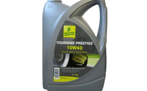 Bidon d'huile moteur 10W40 "Tourisme Prestige" de 5L, marque "Sélection Émeraude".