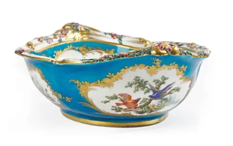 Magnifique vase de Sèvres, orné d'oiseaux et de fleurs, sa valeur est inestimable.