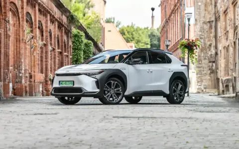 Ile przejedzie hybryda Toyoty? Zaskakujące zasięgi w trybie elektrycznym