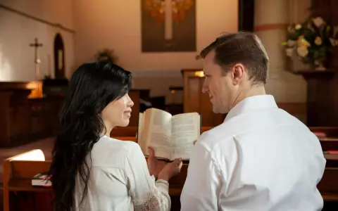 Para młoda przygotowuje się do ślubu, ucząc się o tym, ile trwają nauki przedmałżeńskie.