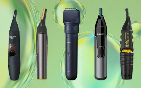 Cinco recortadoras para eliminar pelos en la nariz, de marcas como Philips y Wahl, sobre un fondo verde abstracto.