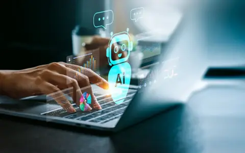Ręce na klawiaturze laptopa, nad nią świecący bot AI i wykresy. To przyszłość ai marketing.