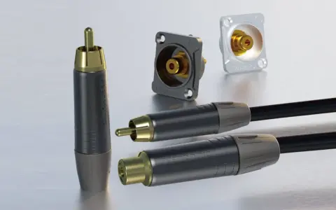 Här är en samling RCA-kontakter och kablar, perfekta för digital ljudutgång som spdif out.