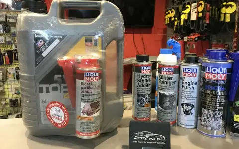 Duży kanister oleju Liqui Moly TOP TEC 4100 5W-40 z dodatkiem do filtra DPF. Obok różne preparaty, m.in. do czyszczenia układu paliwowego i chłodnicy.