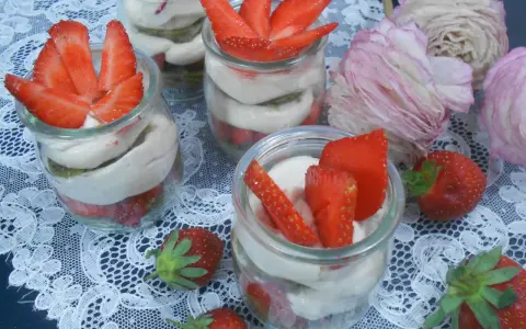 Délicieux tiramisu fraise en verrines, garni de fruits frais et de crème onctueuse. Une recette parfaite pour le dessert.