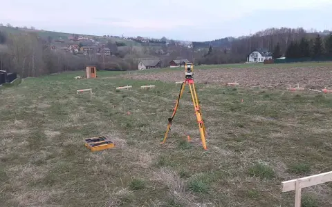 Co potrzebuje geodeta do wytyczenia budynku? Kluczowe dokumenty i informacje