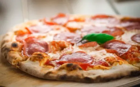 Domowa pizza jak z restauracji? Poznaj klucz do idealnego pieczenia!