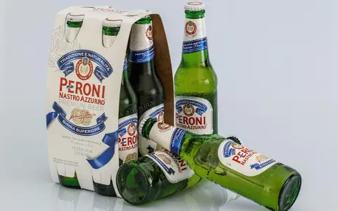 Butelki piwa Peroni Nastro Azzurro. Zastanawiasz się, czy można mieć alkohol w bagażu rejestrowanym?