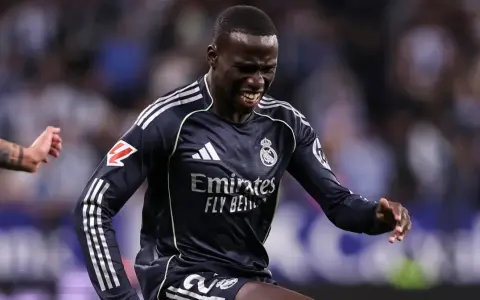 Ferland Mendy, jugador del Real Madrid, con gesto de esfuerzo en un partido.