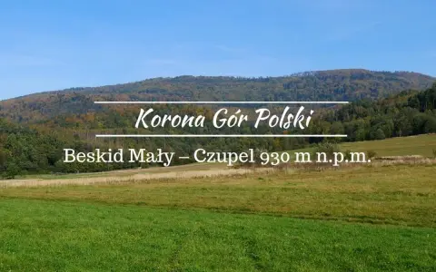 Zielone łąki i zalesione wzgórza Beskidu Małego. Szlaki prowadzą na szczyt Czupel (930 m n.p.m.), część Korony Gór Polski.