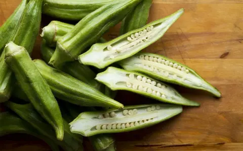 Zielona okra, przekrojona na pół, ukazuje swoje nasiona. To warzywo, które warto poznać!