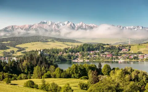 Widok na zamek w Czorsztynie, jezioro i Tatry. Idealne miejsce, by zobaczyć piękno Pienin.